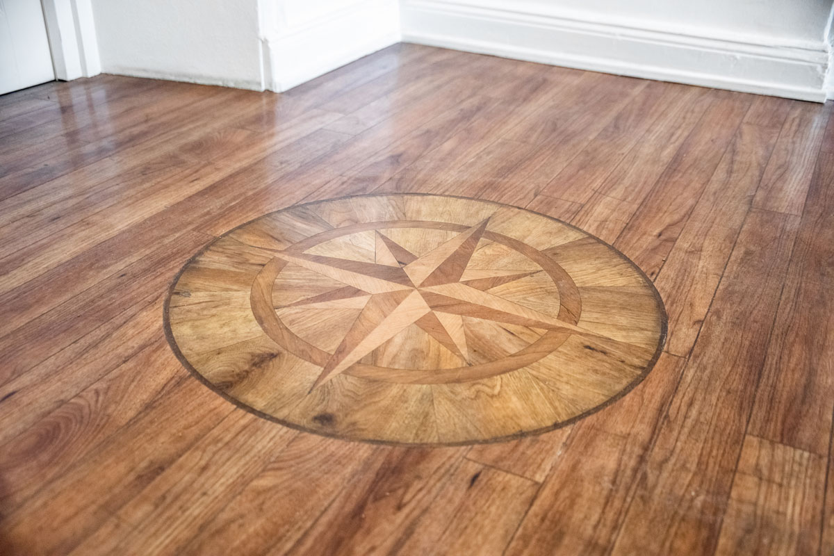 Holz Kompass eingefasst im Boden